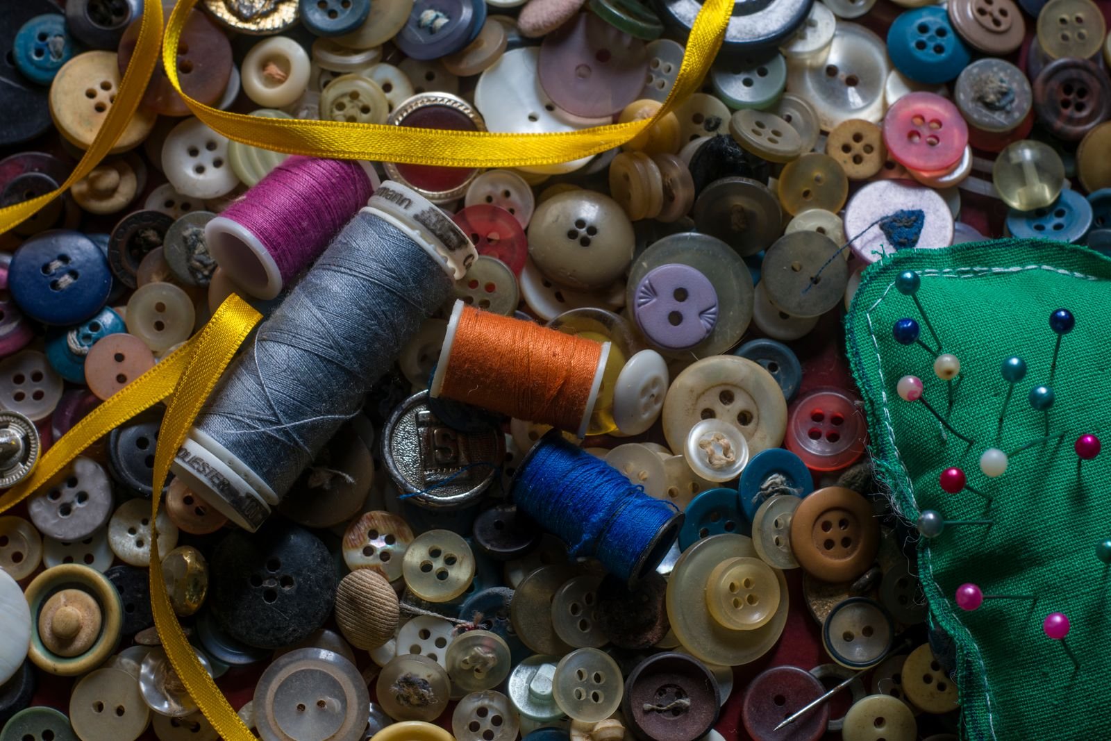 Materiais de costura organizados: linha, tesoura, alfinetes e fita métrica, usados para fazer cobertor ponderado em casa