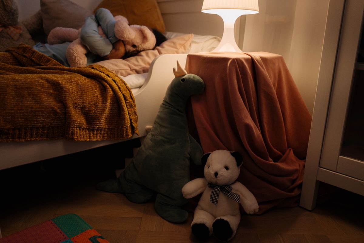 Quarto infantil à noite com abajur de luz quente, ambiente indicado quando o filho autista não dorme