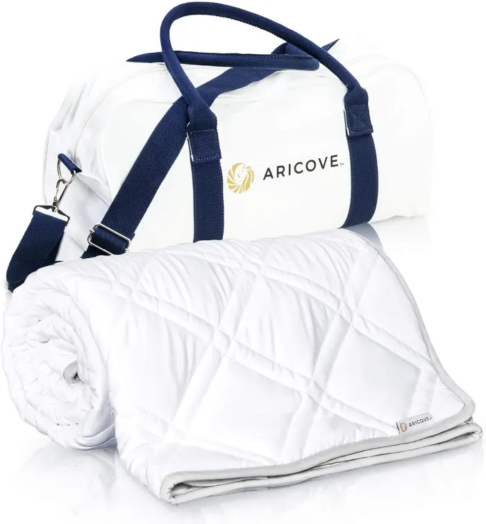 Cobertor ponderado Aricove 5,4 kg branco de viscose de bambu, enrolado ao lado da bolsa de viagem